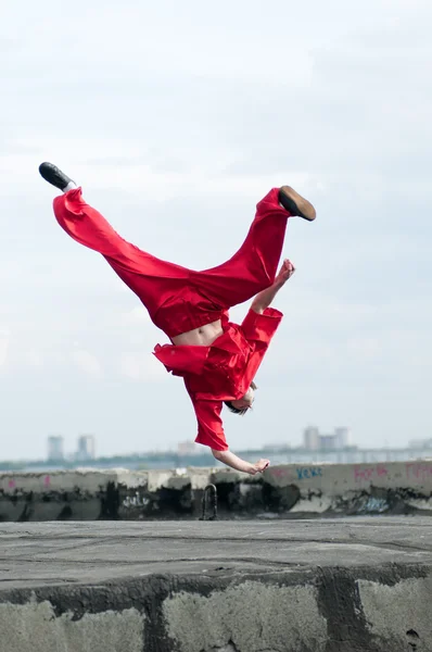 红色练习武术的 wushoo 人 — 图库照片