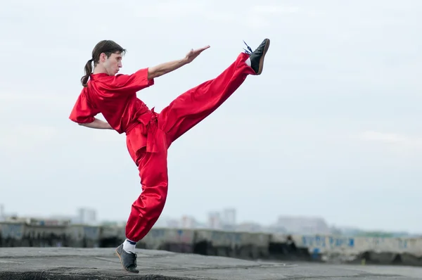 赤い練習格闘技の wushoo 男 — ストック写真