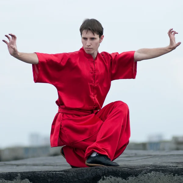 Wushoo homme en rouge pratique l'art martial — Photo