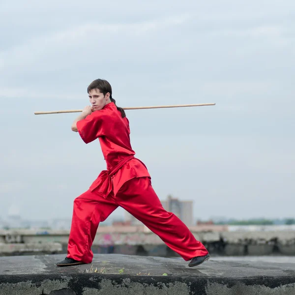 Wushoo людина в червоний практику бойових мистецтв — стокове фото