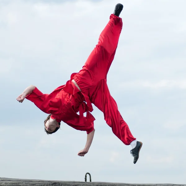赤い練習格闘技の wushoo 男 — ストック写真