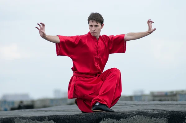 Wushoo homme en rouge pratique l'art martial — Photo