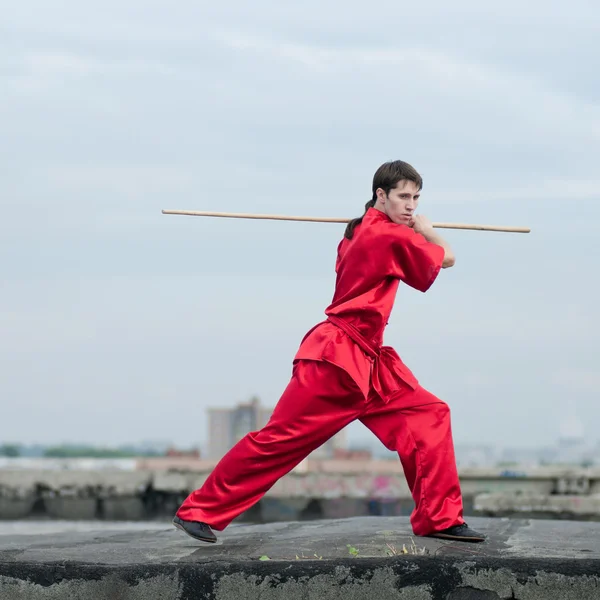 Wushoo hombre en la práctica roja de arte marcial —  Fotos de Stock