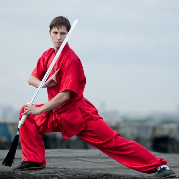 लाल अभ्यास में वुशू आदमी मार्शल आर्ट — स्टॉक फ़ोटो, इमेज