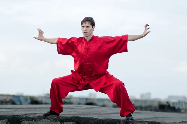 Wushoo άνθρωπος στο κόκκινο πρακτική πολεμική τέχνη — Φωτογραφία Αρχείου
