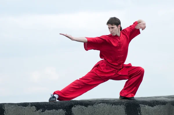 Wushoo ember a piros gyakorlat harcművészet — Stock Fotó