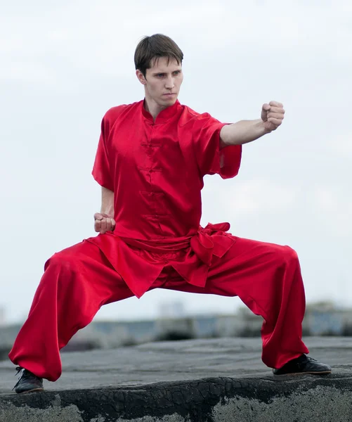 Wushoo hombre en las artes marciales práctica rojo — Stockfoto