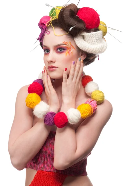 Nahaufnahme Mode Frau mit Farbe Gesicht Kunst in Strickstil — Stockfoto