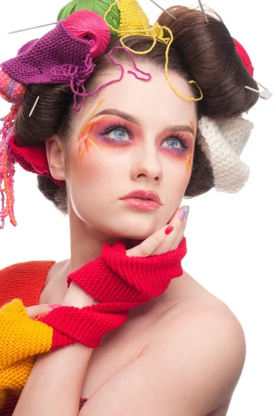 Primeros planos de la mujer de la moda con el arte de la cara de color en el estilo de punto — Foto de Stock