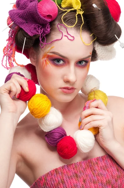Closeup módní žena s color tvář umění v pletení styl — Stock fotografie