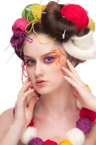 Крупним планом мода жінка з кольоровим мистецтвом обличчя в стилі в'язання — стокове фото
