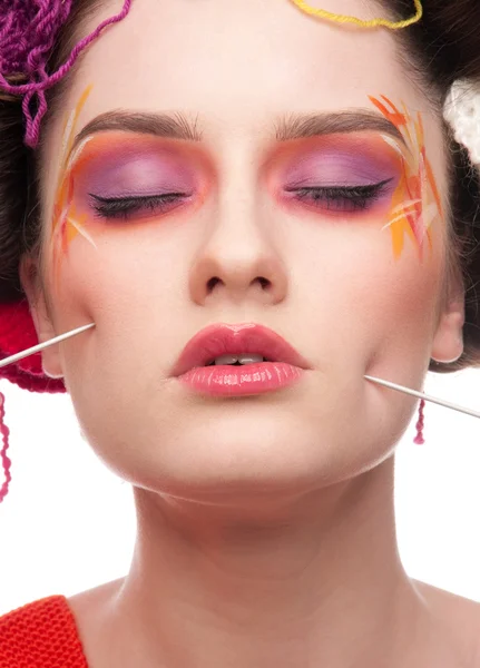 Nahaufnahme Mode Frau mit Farbe Gesicht Kunst in Strickstil — Stockfoto