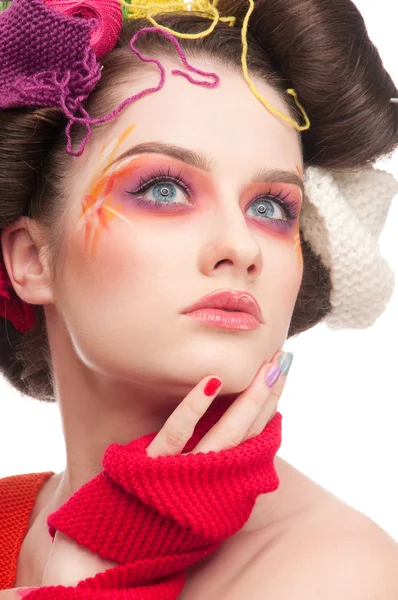 クローズ アップ スタイルを編んで色顔アート ファッション女性 — ストック写真