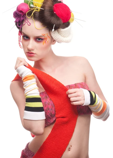 Close-up mode vrouw met kleur gezicht kunst in stijl breien — Stockfoto