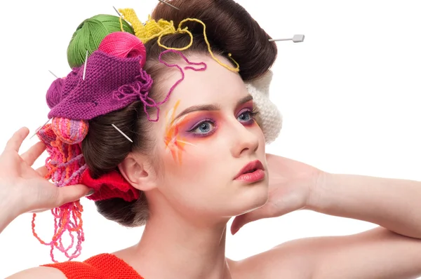 Primeros planos de la mujer de la moda con el arte de la cara de color en el estilo de punto —  Fotos de Stock