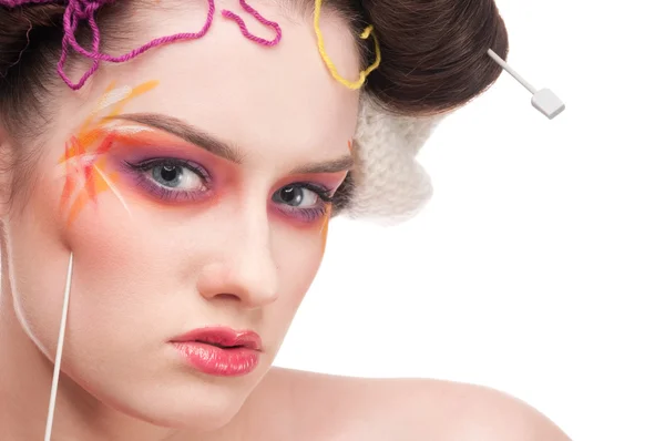 Closeup mulher da moda com arte de rosto de cor no estilo de tricô — Fotografia de Stock