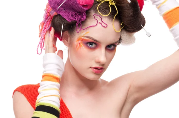 Närbild mode kvinna med färg ansikte konst i stickning stil — Stockfoto