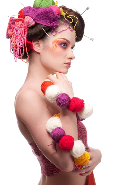 Renk yüz sanat tarzı örgü içinde closeup moda kadın — Stok fotoğraf