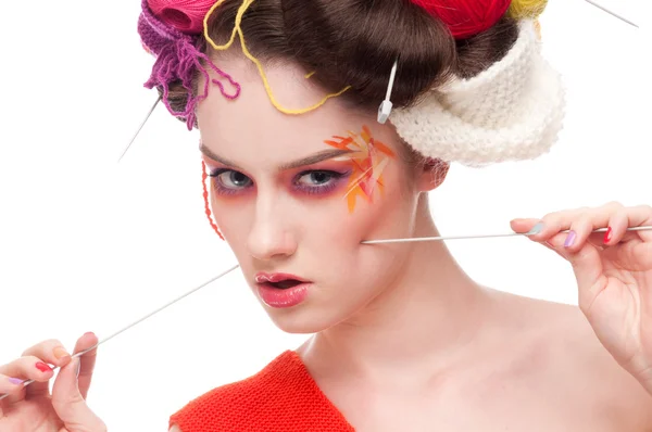 Primeros planos de la mujer de la moda con el arte de la cara de color en el estilo de punto —  Fotos de Stock