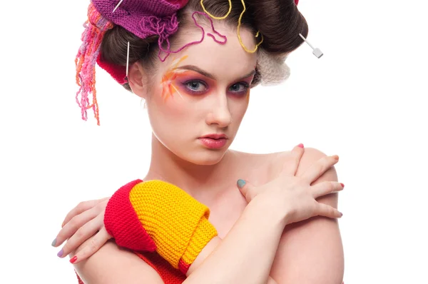 뜨개질을 하는 스타일에서 컬러 얼굴 아트와 근접 촬영 패션 여자 — 스톡 사진