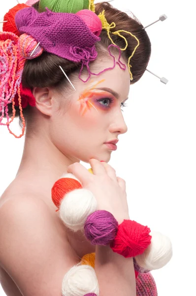 Närbild mode kvinna med färg ansikte konst i stickning stil — Stockfoto