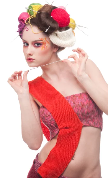 Closeup mulher da moda com arte de rosto de cor no estilo de tricô — Fotografia de Stock