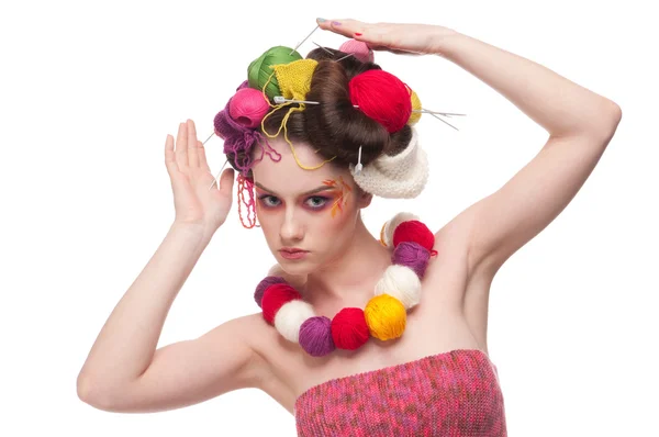 Gros plan mode femme avec couleur visage art en tricot style — Photo