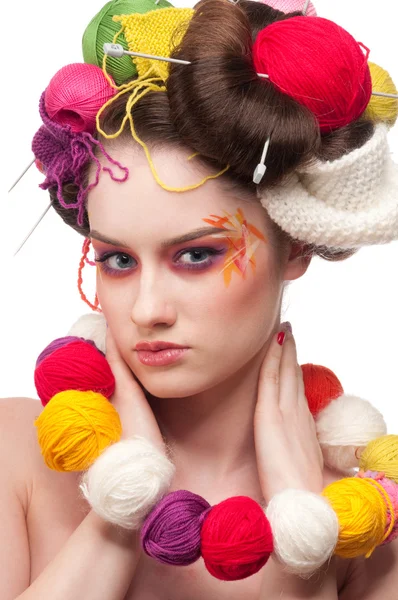 뜨개질을 하는 스타일에서 컬러 얼굴 아트와 근접 촬영 패션 여자 — 스톡 사진