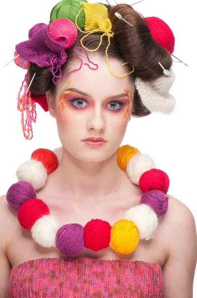 クローズ アップ スタイルを編んで色顔アート ファッション女性 — ストック写真