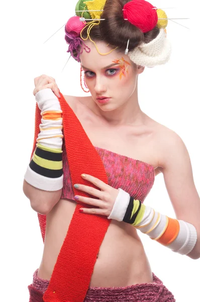 Крупним планом мода жінка з кольоровим мистецтвом обличчя в стилі в'язання — стокове фото