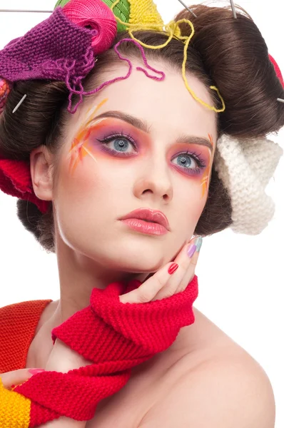 Primeros planos de la mujer de la moda con el arte de la cara de color en el estilo de punto — Foto de Stock