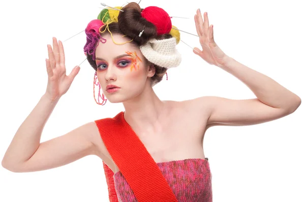 Primo piano donna di moda con colore viso arte in stile maglieria — Foto Stock
