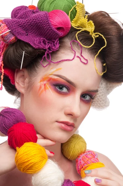Closeup μόδας γυναίκα με χρώμα προσώπου τέχνης στο πλέξιμο στυλ — Φωτογραφία Αρχείου