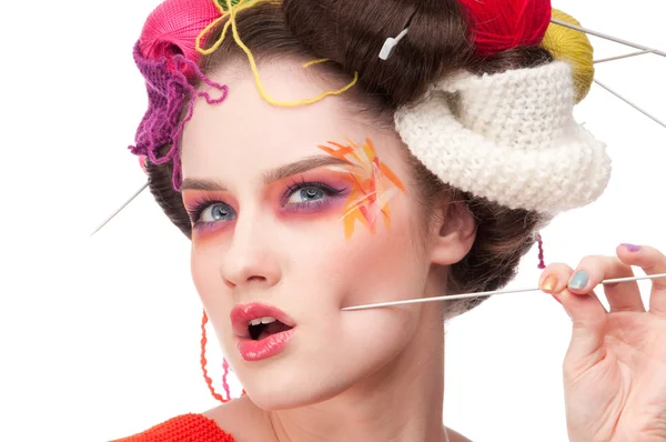 Close-up mode vrouw met kleur gezicht kunst in stijl breien — Stockfoto