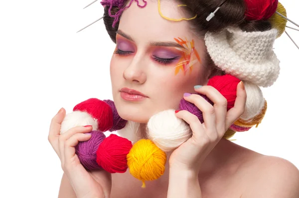 Closeup μόδας γυναίκα με χρώμα προσώπου τέχνης στο πλέξιμο στυλ — Φωτογραφία Αρχείου