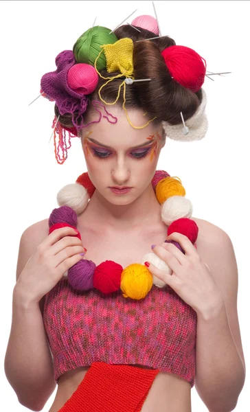 Renk yüz sanat tarzı örgü içinde closeup moda kadın — Stok fotoğraf