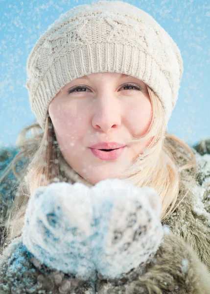 Inverno donna soffiando neve — Foto Stock