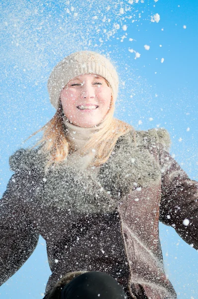 Mulher de inverno soprando neve — Fotografia de Stock