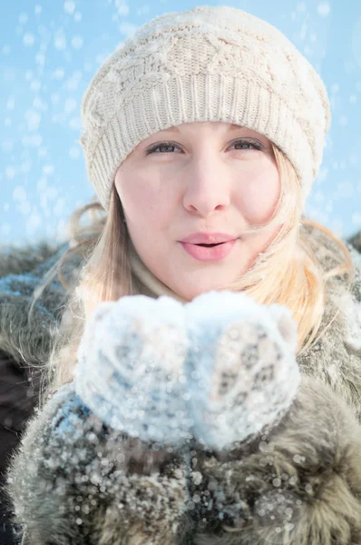 Kobieta dmuchanie śniegu — Zdjęcie stockowe