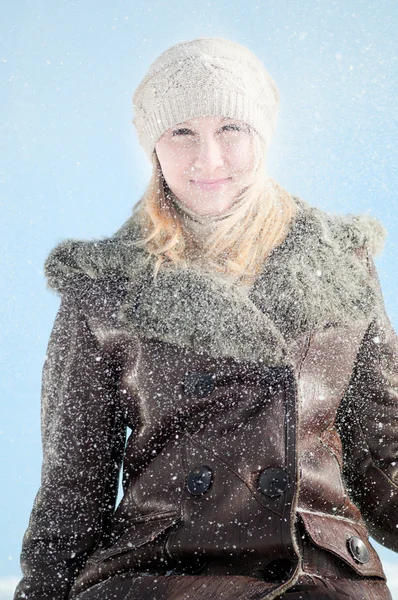 Invierno mujer soplando nieve — Foto de Stock