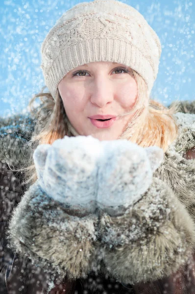 Vinter kvinna blåser snö — Stockfoto