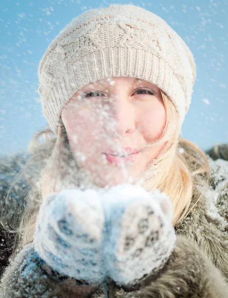 Mulher de inverno soprando neve — Fotografia de Stock