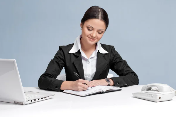 Geschäftsfrau mit Tagebuch persönlicher Organisator — Stockfoto