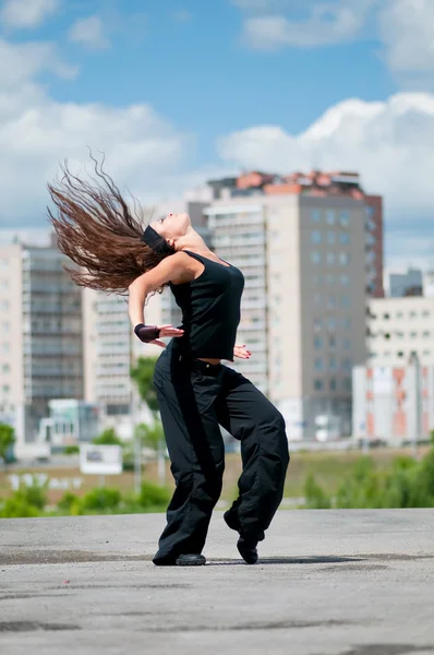 Menina bonita dançando estilo moderno sobre paisagem da cidade — Fotografia de Stock