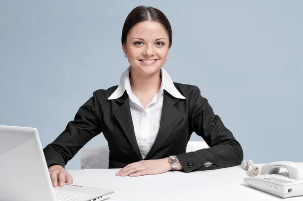 Femme d'affaires travaillant dans le bureau — Photo