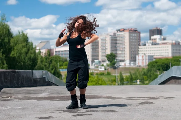 在城市景观跳街舞的漂亮女孩 — 图库照片