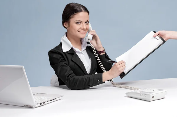 Занятая деловая женщина разговаривает по телефону — стоковое фото