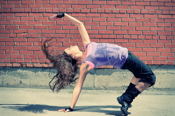 Красива дівчина-підліток танцює хіп-хоп — стокове фото