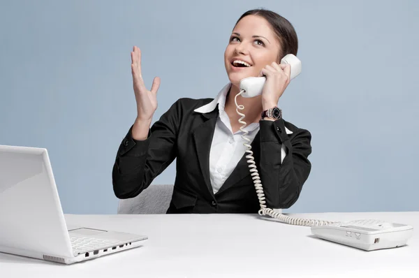 Случайная деловая женщина в офисе разговаривает по телефону — стоковое фото