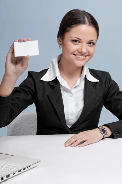 Mulher de negócios emocional no escritório palce show cartão branco — Fotografia de Stock